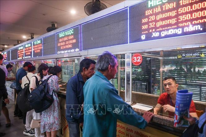 Người dân tập trung tại Bến xe Nước Ngầm mua vé xe đi các tỉnh phía Nam. Ảnh: Hoàng Hiếu - TTXVN