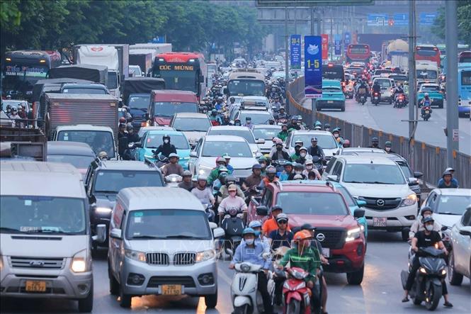 Lượng người và phương tiện lưu thông tăng đột biến trên tuyến đường từ hướng Ngọc Hồi đi về phía Quốc lộ 1A (ảnh chụp lúc gần 17h). Ảnh: Hoàng Hiếu - TTXVN