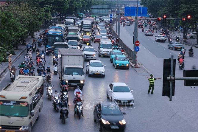 Lượng người và phương tiện lưu thông tăng đột biến trên tuyến đường từ hướng Ngọc Hồi đi về phía Quốc lộ 1A (ảnh chụp lúc gần 17h). Ảnh: Hoàng Hiếu - TTXVN