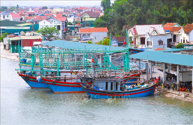 Tại xã ven biển Quỳnh Phú (tỉnh Nghệ An), nhiều chủ tàu đã sử dụng lưới vây thay cho lưới kéo và đầu tư lắp giàn đèn Led để dẫn dụ, đánh bắt hải sản. Ảnh: Xuân Tiến - TTXVN 