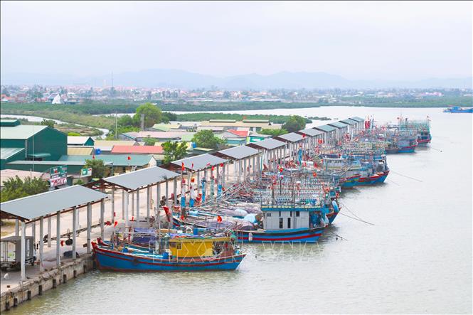 Tàu công suất lớn của ngư dân Quỳnh Phú (tỉnh Nghệ An) neo đậu trong cảng cá Lạch Quèn. Hiện nay, gần 100% phương tiện tàu cá đánh bắt xa bờ của địa phương đều đã lắp đặt hệ thống đèn Led. Ảnh: Xuân Tiến - TTXVN 