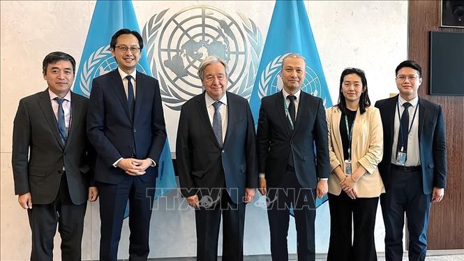 Đại sứ Đỗ Hùng Việt và thành viên Phái đoàn thường trực Việt Nam tại LHQ trong buổi làm việc với Tổng thư ký LHQ António Guterres. Ảnh: Thanh Tuấn - Phóng viên TTXVN tại Mỹ