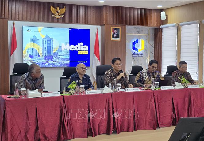 Các quan chức cấp cao của Bộ Tài chính trong buổi họp báo. Ảnh: Lê Minh Hưởng - Pv TTXVN tại Indonesia