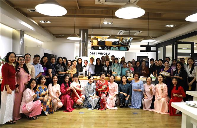 Hội phu nhân, phu quân Đại sứ quán Việt Nam cùng toàn thể khách mời chụp ảnh lưu niệm. Ảnh: Đỗ Sinh – PV TTXVN tại Thái Lan