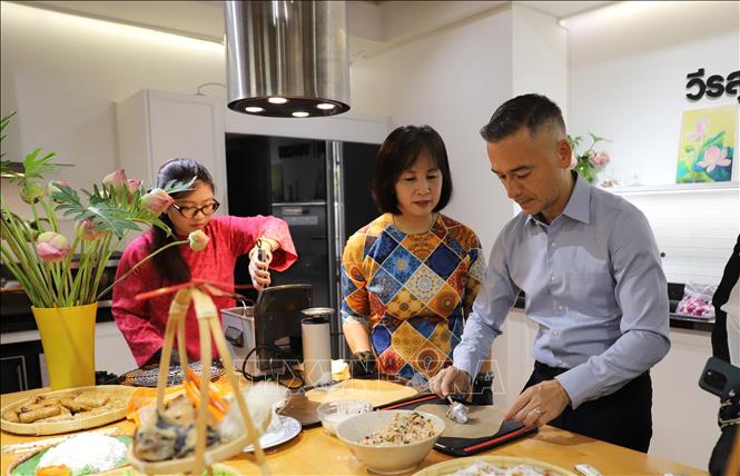 Khách mời trải nghiệm làm món nem rán. Ảnh: Đỗ Sinh – PV TTXVN tại Thái Lan