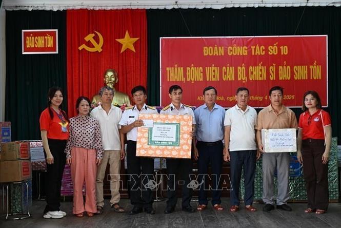 Đại biểu kiều bào tặng quà các chiến sĩ Trường Sa và Nhà giàn DK1. Ảnh: TTXVN phát