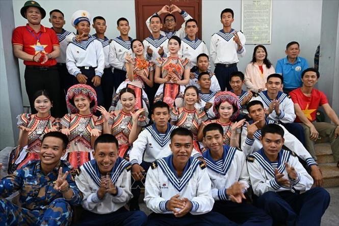 Giao lưu văn nghệ giữa Đoàn công tác số 10 và chiến sĩ quần đảo Trường Sa. Ảnh: TTXVN phát