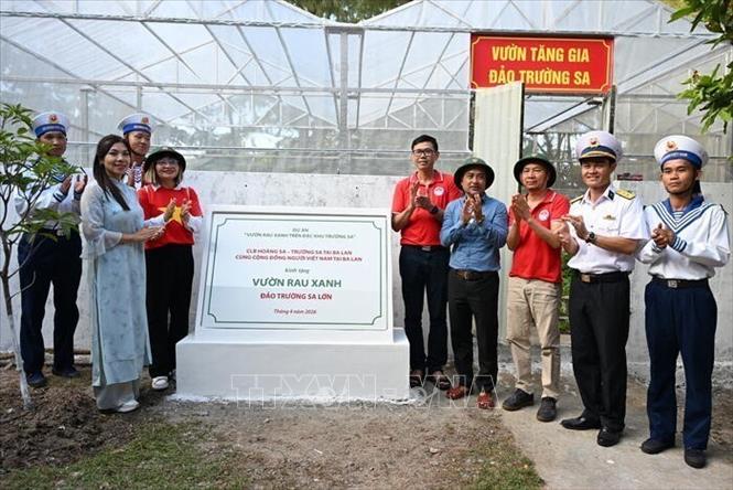 Lễ khánh thành, bàn giao công trình Vườn rau xanh có mái che tại đảo Trường Sa do Câu lạc bộ Hoàng Sa - Trường Sa tại Ba Lan cùng cộng đồng người Việt Nam tại Ba Lan quyên góp trao tặng quần đảo Trường Sa và Nhà giàn DK1. Ảnh: TTXVN phát