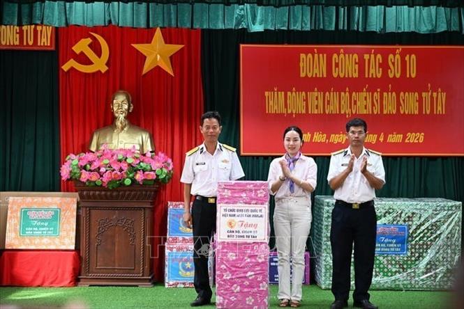 Đại biểu kiều bào tặng quà các chiến sĩ Trường Sa và Nhà giàn DK1. Ảnh: TTXVN phát