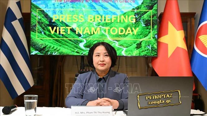 Đại sứ Việt Nam tại Hy Lạp Phạm Thị Thu Hương phát biểu tại cuộc gặp gỡ báo chí. Ảnh do ĐSQ VN tại Hy Lạp cung cấp