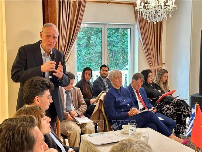 Đại diện báo chí Hy Lạp đặt câu hỏi với Đại sứ Phạm Thị Thu Hương. Ảnh do ĐSQ VN tại Hy Lạp cung cấp