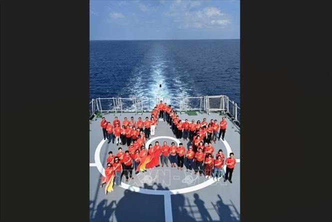 Đoàn công tác số 10 thăm quần đảo Trường Sa và Nhà giàn DK1. Ảnh: TTXVN phát