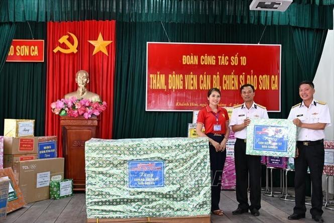 Đại biểu kiều bào tặng quà các chiến sĩ Trường Sa và Nhà giàn DK1. Ảnh: TTXVN phát