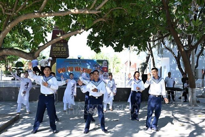 Giao lưu văn nghệ giữa Đoàn công tác số 10 và chiến sĩ quần đảo Trường Sa. Ảnh: TTXVN phát