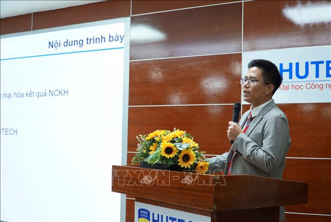 Chuyên gia trình bày tham luận tại hội thảo. Ảnh: Thu Hoài - TTXVN