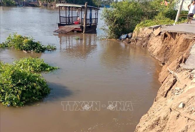 Tuyến đường bị sạt lở ở ấp Phú Tây có 3 điểm trường học, chợ nông thôn và phà qua lại trên sông. Ảnh: Thanh Liêm - TTXVN