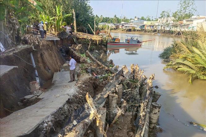 Điểm sạt lở nghiêm trọng xảy ra vào đêm 13/4 rạng sáng ngày 14/4/2026 tại tuyến đường giao thông nông thôn gần sông An Mỹ, ấp Phụng An, xã Nhơn Mỹ, thành phố Cần Thơ. Ảnh: Thanh Liêm - TTXVN