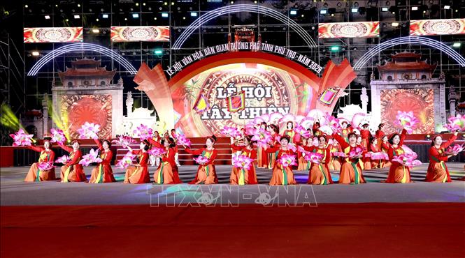 Đoàn nghệ thuật trình diễn Lễ hội Tây Thiên với nghi thức rước kiệu và múa sinh tiền. Ảnh: Hoàng Hùng – TTXVN 