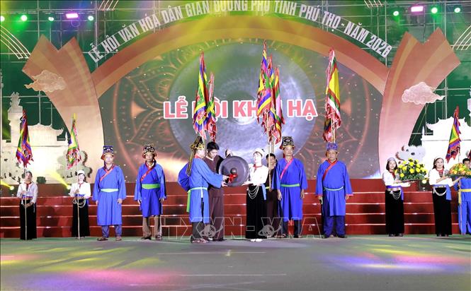 Âm vang cồng chiêng và điệu múa truyền thống của đồng bào Mường trong lễ hội Khai Hạ thu hút người xem. Ảnh: Hoàng Hùng – TTXVN 