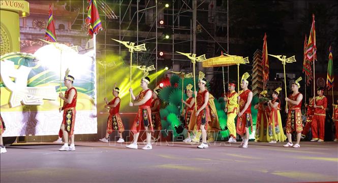 Đoàn diễu hành tái hiện Lễ hội Đền Hùng với nghi thức rước biểu tượng Cha Rồng, Mẹ Tiên. Ảnh: Hoàng Hùng – TTXVN 