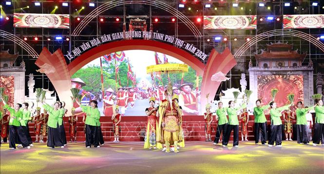 Tái hiện Lễ hội Vua Hùng dạy dân cấy lúa với hình ảnh sản xuất nông nghiệp truyền thống. Ảnh: Hoàng Hùng – TTXVN 