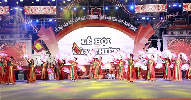 Đoàn nghệ thuật trình diễn Lễ hội Tây Thiên với nghi thức rước kiệu và múa sinh tiền. Ảnh: Hoàng Hùng – TTXVN 