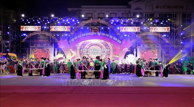 Các nghệ sĩ trình diễn điệu múa dân tộc trong không gian lễ hội Xên Mường (dân tộc Thái). Ảnh: Hoàng Hùng – TTXVN 