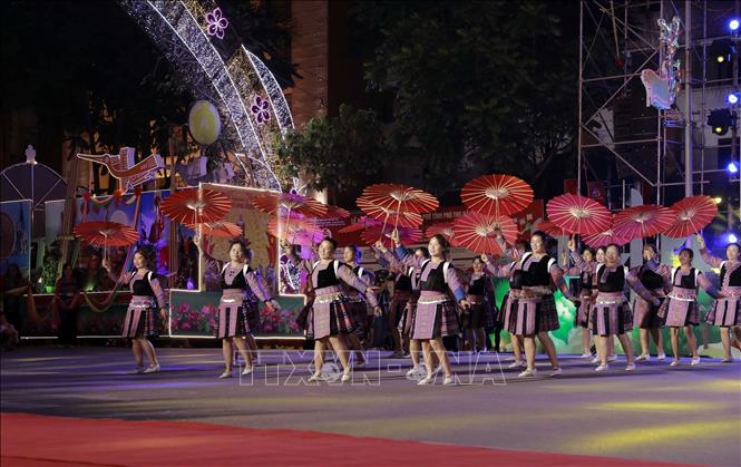 Các nghệ sĩ không chuyên trình diễn điệu múa dân tộc trong không gian lễ hội Xên Mường (dân tộc Thái). Ảnh: Hoàng Hùng – TTXVN 