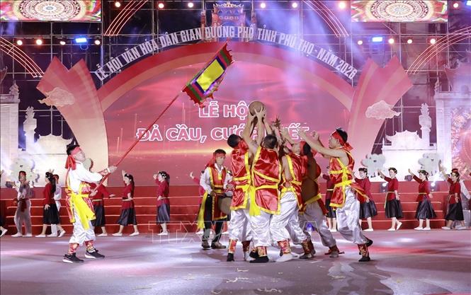 Lễ hội rước cây bông, đá cầu, cướp phết được tái hiện sôi động trong chương trình diễu hành. Ảnh: Hoàng Hùng – TTXVN 