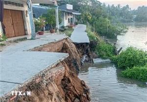 Sạt lở nghiêm trọng bờ sông ở Cần Thơ khiến giao thông bị chia cắt