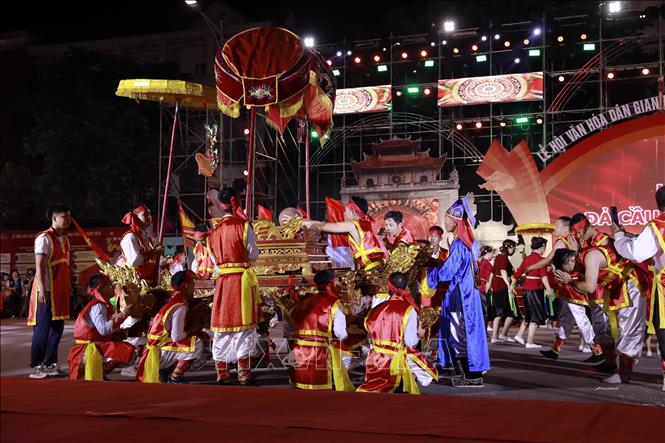 Lế hội rước cây bông, đá cầu, cướp phết được tái hiện sôi động trong lễ diễu hành. Ảnh: Hoàng Hùng – TTXVN 