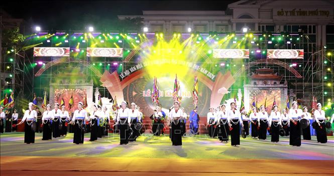 Âm vang cồng chiêng và điệu múa truyền thống của đồng bào Mường. Ảnh: Hoàng Hùng – TTXVN 