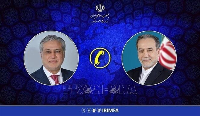 Phó Thủ tướng kiêm Ngoại trưởng Pakistan Mohammad Ishaq Dar (trái) và Ngoại trưởng Iran Seyed Abbas Araghchi. Ảnh: IRNA/TTXVN