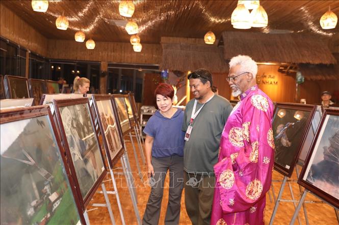 The exhibition showcases distinctive works reflecting nature, people and social life around the world. VNA Photo: Đức Phương 