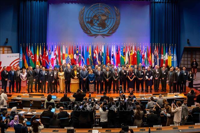 Các đại biểu chụp ảnh lưu niệm bế mạc Khóa họp. Ảnh: TTXVN phát