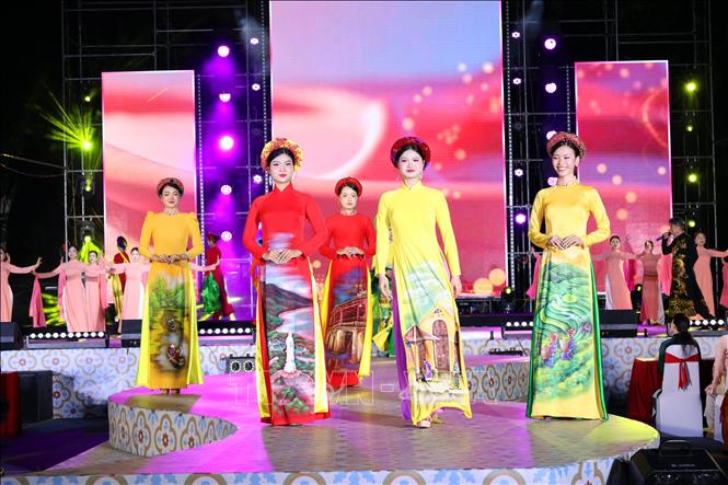 Phụ nữ Việt Nam trong trang phục áo dài truyền thống trình diễn tại lễ khai mạc. Ảnh: Trần Lê Lâm - TTXVN 