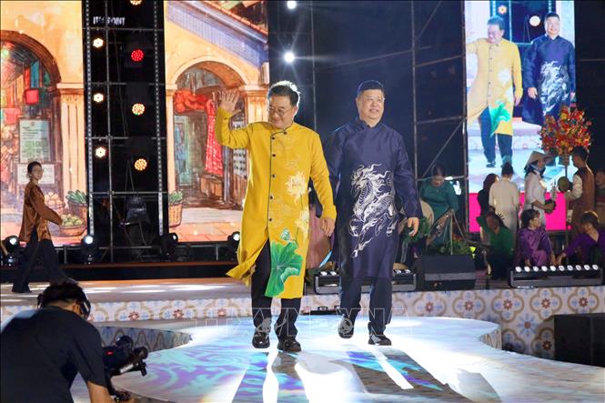 Đại biểu quốc tế cũng tham gia trình diễn áo dài tại lễ hội. Ảnh: Trần Lê Lâm - TTXVN