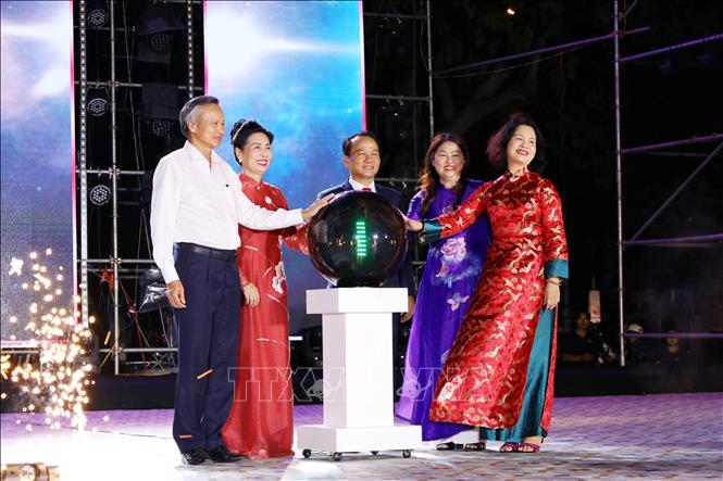 Đại diện lãnh đạo thành phố Đà Nẵng và các đại biểu thực hiện nghi thức khai mạc Lễ hội. Ảnh: Trần Lê Lâm - TTXVN 