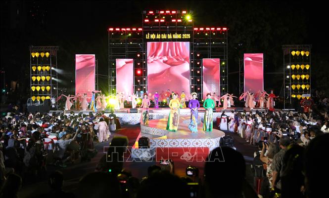 Khai mạc trình diễn áo dài thu hút đông đảo người dân, du khách đến thưởng lãm. Ảnh: Trần Lê Lâm - TTXVN 