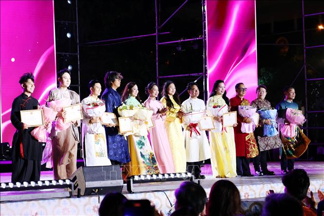 Ban tổ thức tri ân các cá nhân, đơn vị tham gia Lễ hội. Ảnh: Trần Lê Lâm - TTXVN 