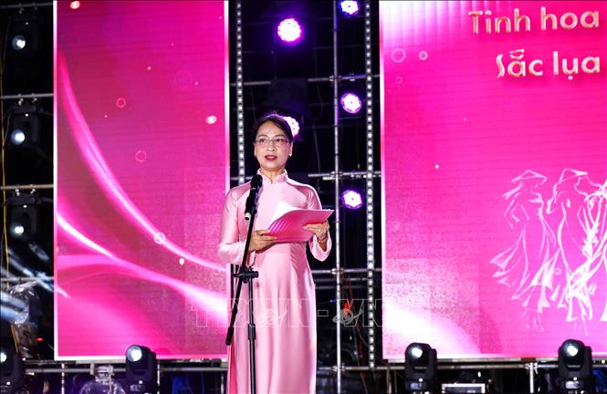 Phó Giám đốc Sở Văn hóa, Thể thao và Du lịch thành phố Đà Nẵng Nguyễn Thị Hội An phát biểu khai mạc Lễ hội Áo dài. Ảnh: Trần Lê Lâm - TTXVN 