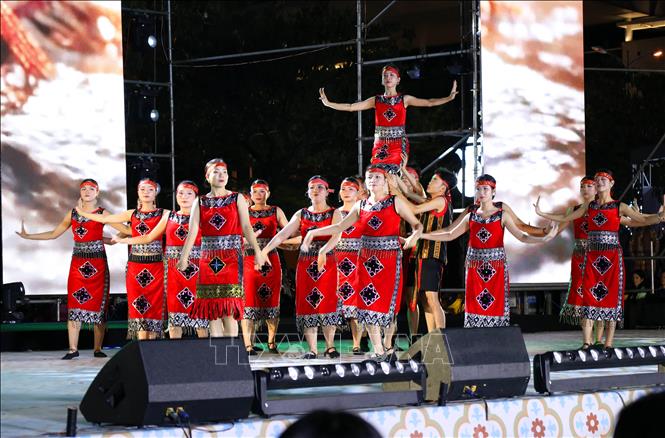 Biểu diễn nghệ thuật tại lễ khai mạc Lễ hội Áo dài. Ảnh: Trần Lê Lâm - TTXVN 