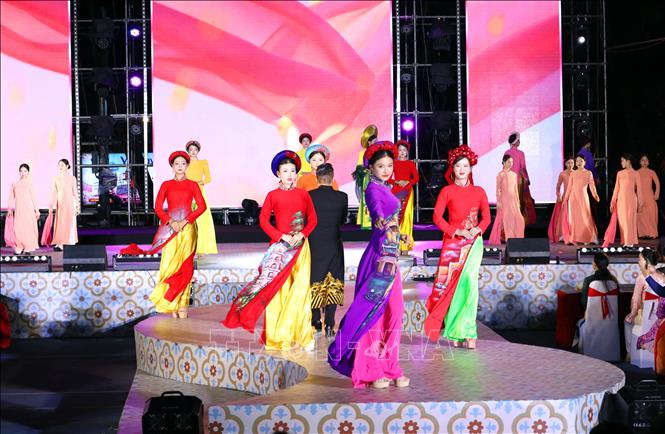 Trình diễn áo dài tại lễ khai mạc. Ảnh: Trần Lê Lâm - TTXVN 