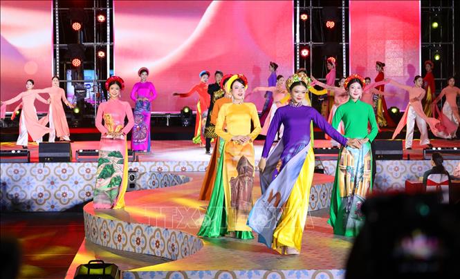 Trình diễn áo dài tại lễ khai mạc. Ảnh: Trần Lê Lâm - TTXVN 
