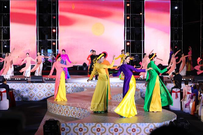 Trình diễn áo dài tại lễ khai mạc. Ảnh: Trần Lê Lâm - TTXVN 
