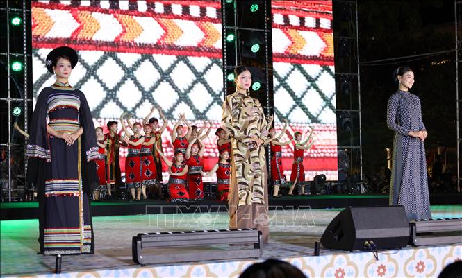 Trình diễn áo dài tại Lễ hội. Ảnh: Trần Lê Lâm - TTXVN 