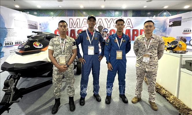 Lực lượng Bảo vệ bờ biển Malaysia giới thiệu công tác cứu hộ trên biển tại triển lãm. Ảnh: Viên Luyến - PV TTXVN tại Malaysia