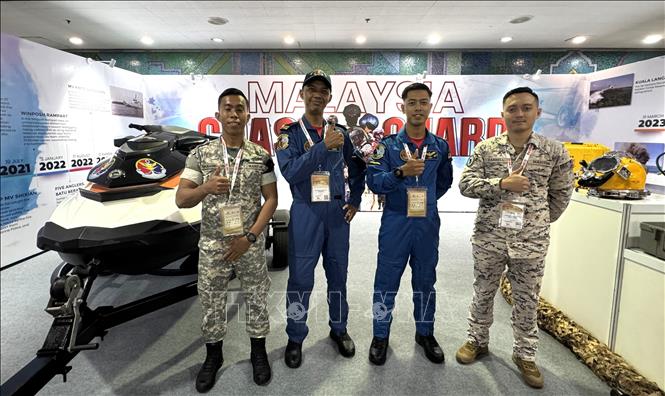 Lực lượng Bảo vệ bờ biển Malaysia giới thiệu công tác cứu hộ trên biển tại triển lãm. Ảnh: Viên Luyến - PV TTXVN tại Malaysia