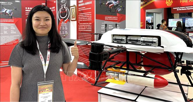Mô hình máy bay không người lái cứu hỏa của công ty Trung Quốc tại triển lãm. Ảnh: Viên Luyến - PV TTXVN tại Malaysia