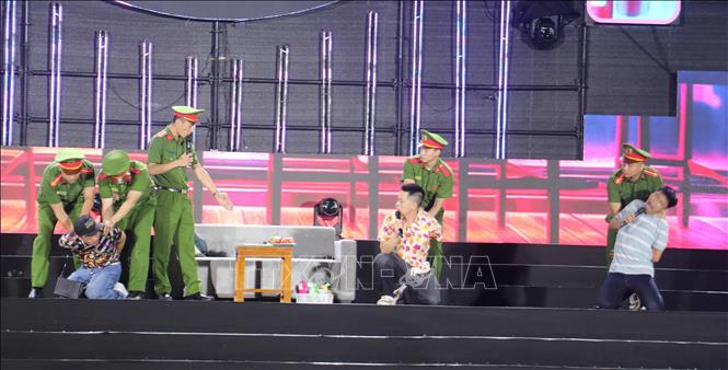 Một cảnh trong tiểu phẩm “Cái bẫy vô hình” tại chương trình. Ảnh: Nguyễn Công Hải - TTXVN